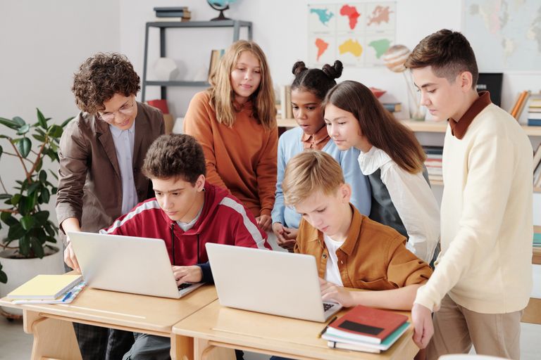 Schulkinder arbeiten mit schnellem Internet in Schule