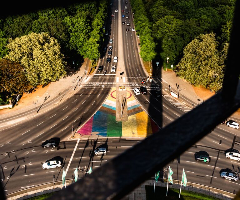 Blick auf Straße des 17. Juni mit bunter Bemalung