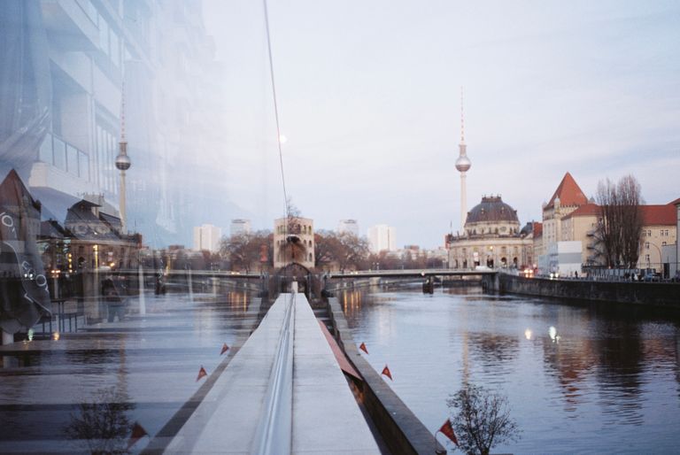 Blick auf die Spree gespiegelt im Fenster