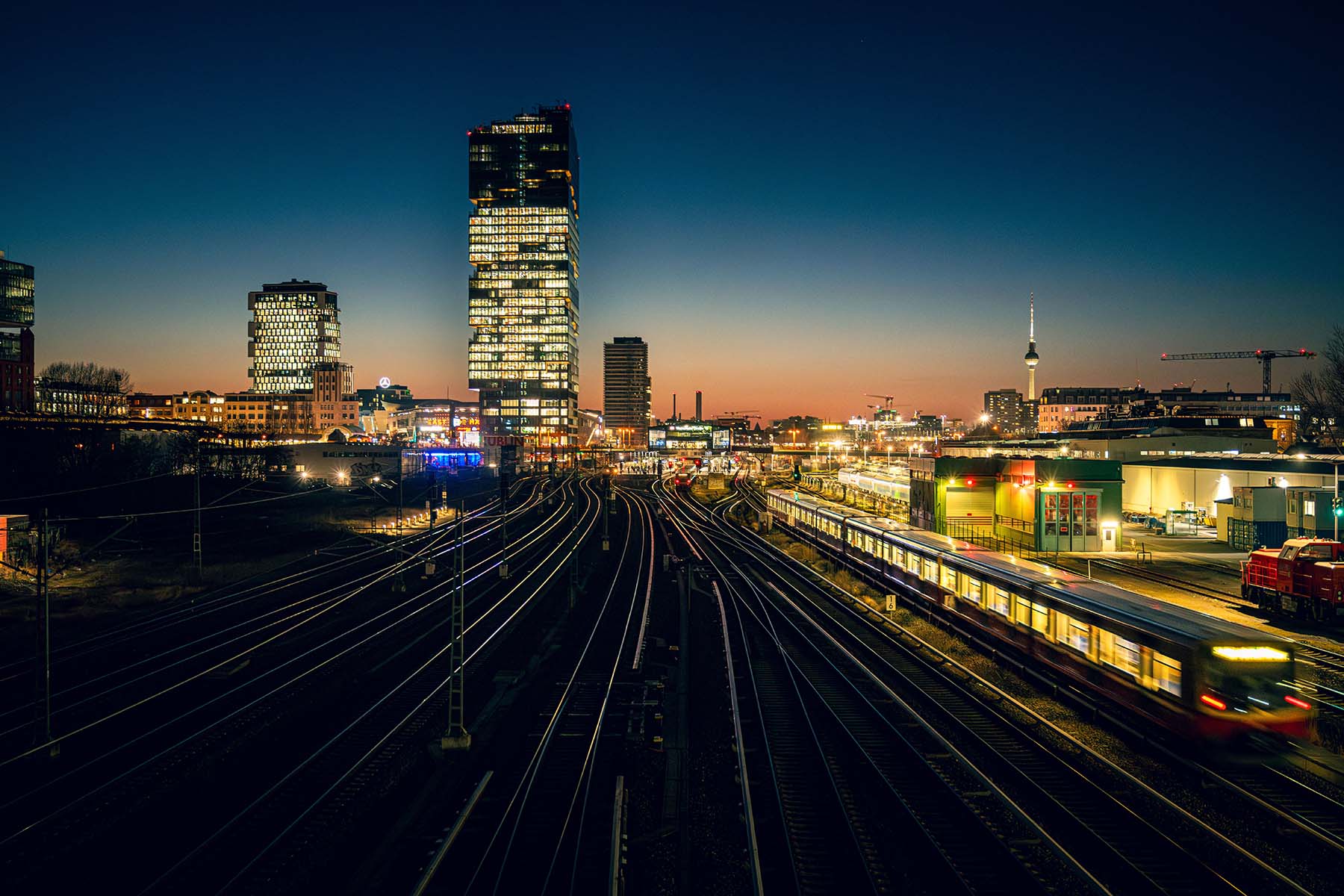 Berliner Skyline bei Nacht mit S-Bahn