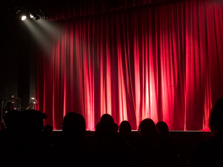 Publikum vor rotem Theatervorhang bei einer Kulturveranstaltung in Berlin