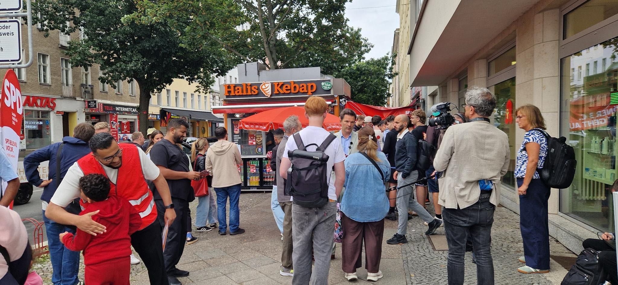 Andrang vor Halis Kebap bei der Drei-Euro-Döneraktion der SPD in Berlin-Moabit.