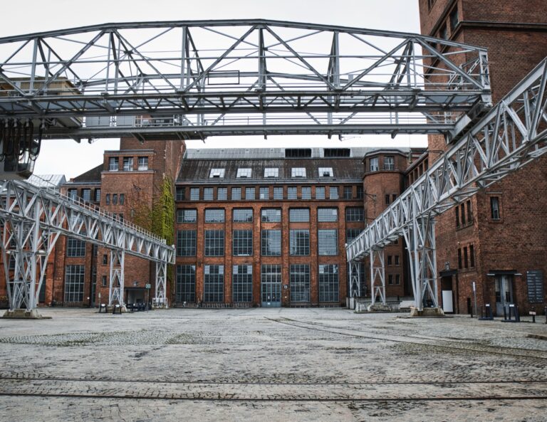 Historische Backsteinhallen mit Stahlbrücken im Technologiepark Humboldthain in Berlin