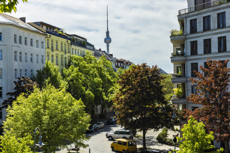 Altbauten in Berlin-Prenzlauer Berg mit Blick auf den Fernsehturm